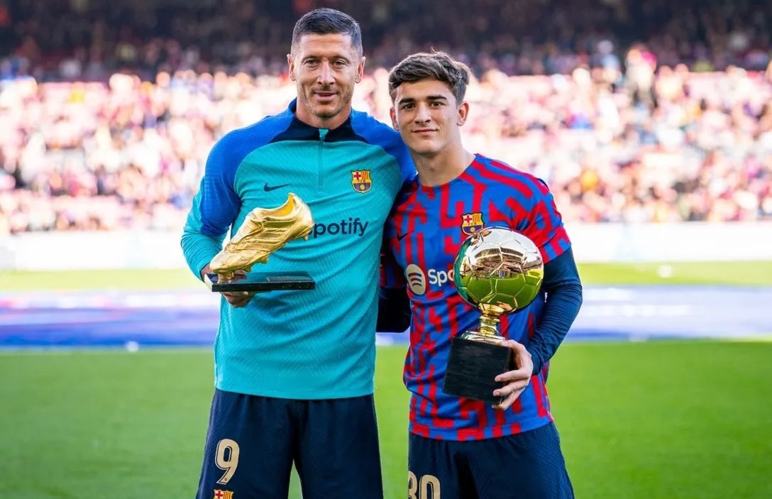 Lewandowski and Gavi Display Golden Boot and Golden Ball to Fans